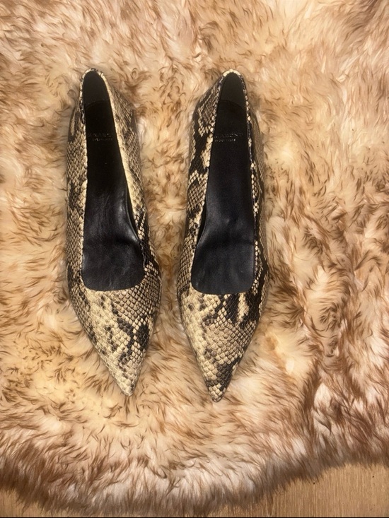 Vagabond Shoes - Vagabond Snakeskin Pointed Toe Flats in Beige and Black